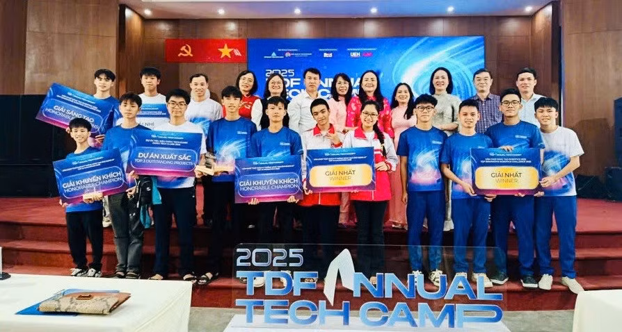 tu-dam-me-robot-den-giai-nhat-san-choi-cong-nghe-1.jpg