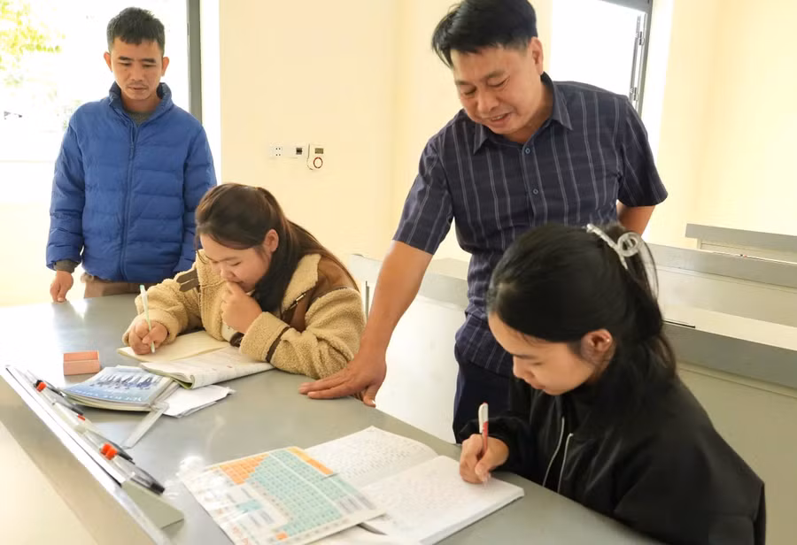 Giờ bồi dưỡng học sinh tham gia kỳ thi học sinh giỏi cấp tỉnh.