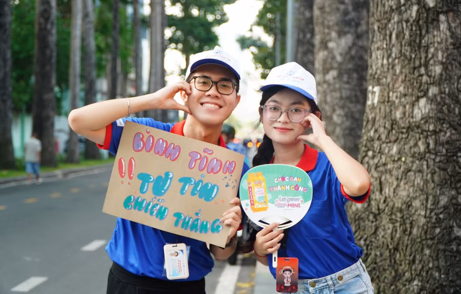 dau-an-nhung-mau-ao-xanh-ben-mua-thi-4.jpg