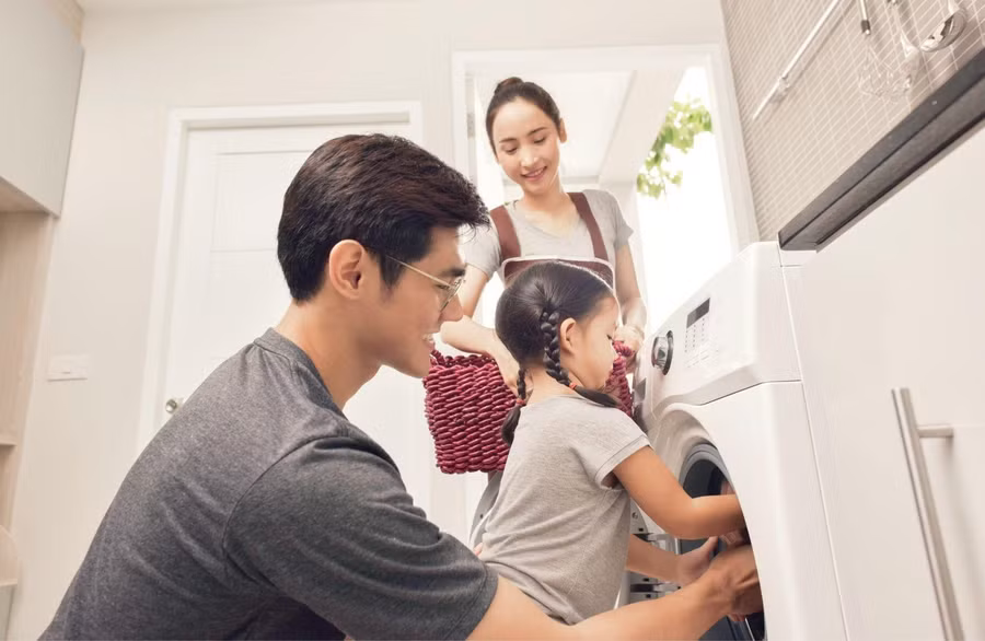 Những công việc gia đình phù hợp với độ tuổi là cơ hội để trẻ rèn tính tự lập và trách nhiệm. Ảnh: INT.