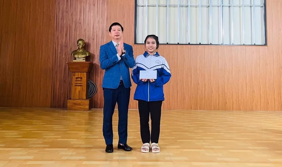Minh Sương được nhà trường tuyên dương sau thành tích giải Nhất môn Địa lí tại kỳ thi học sinh giỏi văn hóa lớp 12 cấp tỉnh.