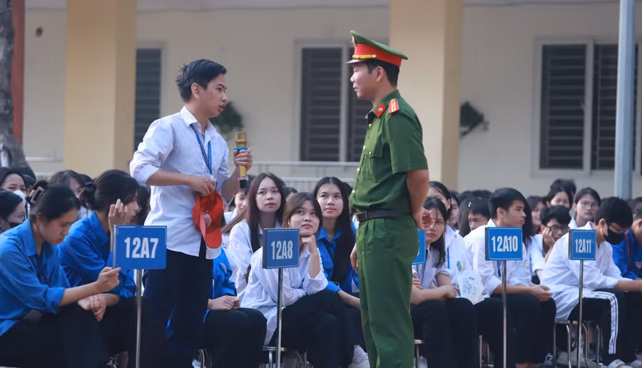 Hoạt động tuyên truyền pháp luật tại Trường THPT Hoài Đức C (Sơn Đồng, Hà Nội). Ảnh: Đình Tuệ 