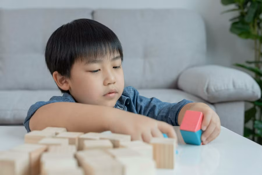 Việc duy trì thói quen nói xã giao với trẻ có thể khiến các em hình thành cách giao tiếp thiếu rõ ràng. Ảnh: Vecteezy.