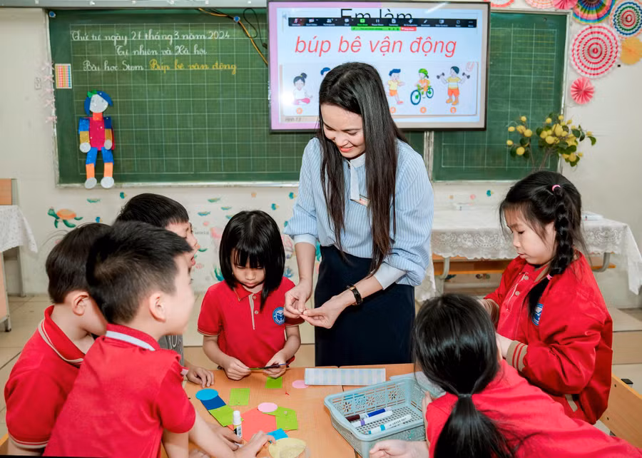 Cô trò Trường Tiểu học Vĩnh Hưng (quận Hoàng Mai, Hà Nội). Ảnh: Vân Anh