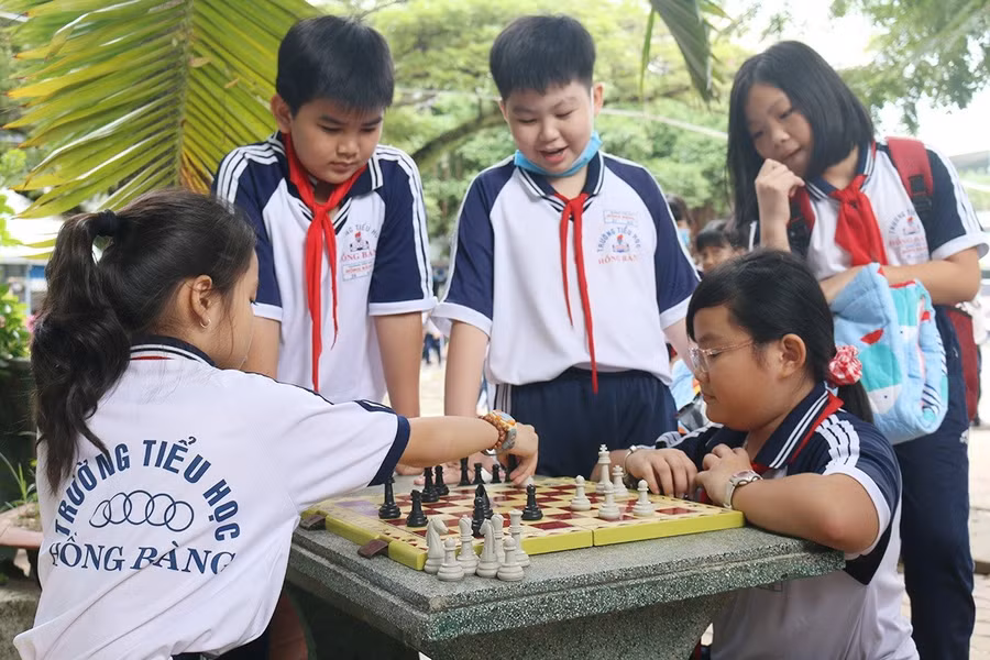Học sinh Trường Tiểu học Hồng Bàng (TP Rạch Giá, Kiên Giang) chơi cờ vua giờ ra chơi. Ảnh minh họa: INT.