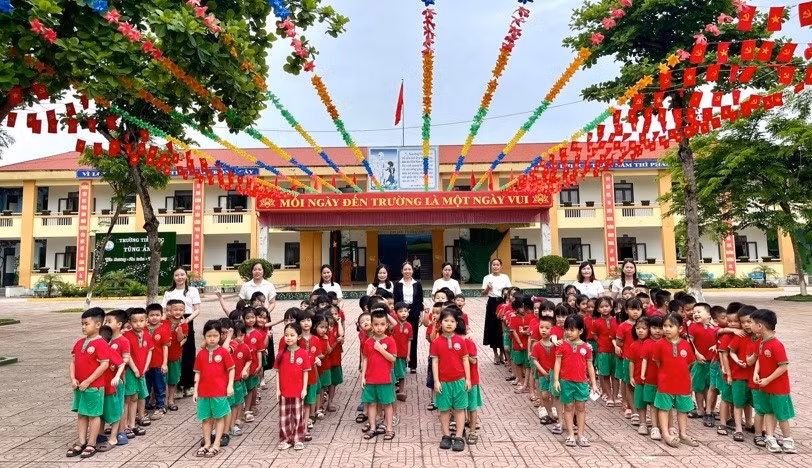 Trẻ 5 tuổi Trường Mầm non Tùng Ảnh tham quan tại Trường TH Tùng Ảnh (Đức Thọ, Hà Tĩnh). Ảnh: NVCC