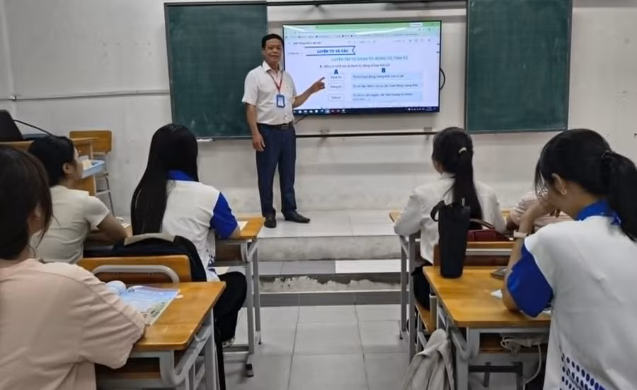 NGƯT Tô Ngọc Sơn trong giờ dạy. Ảnh: NVCC