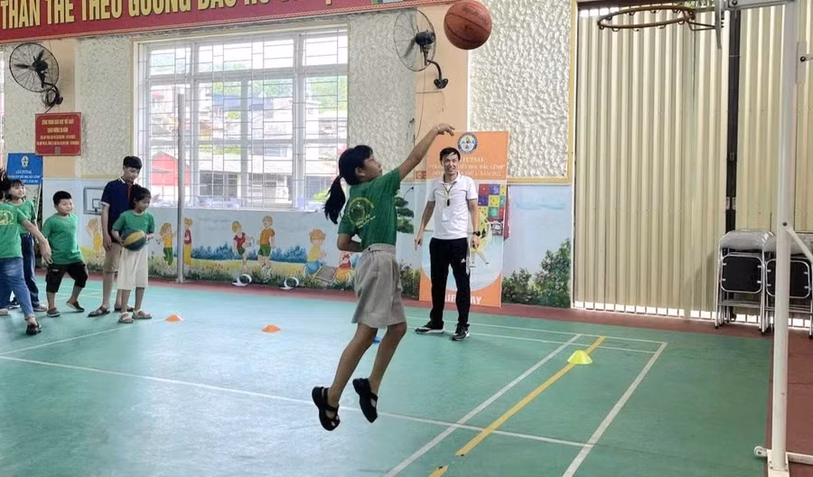 Học sinh Trường Tiểu học Bắc Lệnh, TP Lào Cai tham gia chơi bóng rổ tại trường trong hè. Ảnh: NTCC