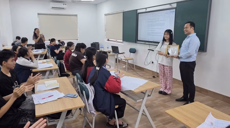 ThS Lê Trung Kiên và học trò Trường Phổ thông Phùng Hưng, Sóc Sơn, Hà Nội. Ảnh: NVCC
