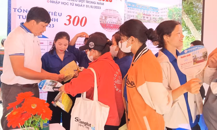 huong-nghiep-cho-hoc-sinh-dan-toc-thieu-so-3.jpg