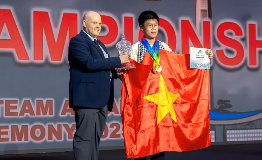 Vũ Hoàng Nam sở hữu hơn 40 huy chương Olympic Toán, Tin học và tiếng Anh cấp quốc gia và quốc tế. Ảnh: NVCC