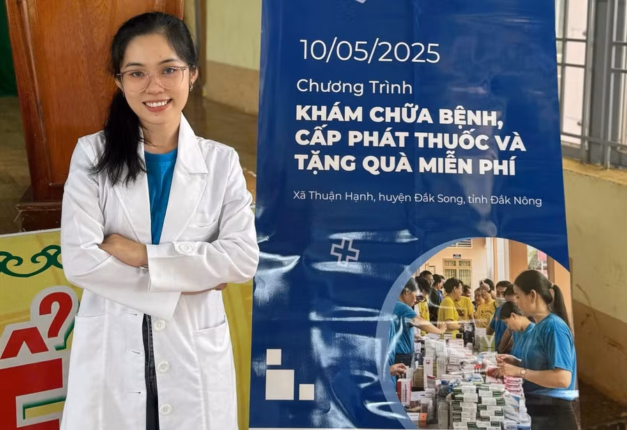 Bác sĩ Nguyễn Hồng Thắm bền bỉ với sứ mệnh bảo vệ sức khỏe cộng đồng. Ảnh: NVCC