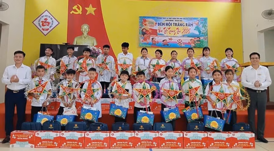 mo-hinh-giao-duc-ban-sac-dan-toc-tu-trai-tim-nguoi-thay-4-3914.jpg