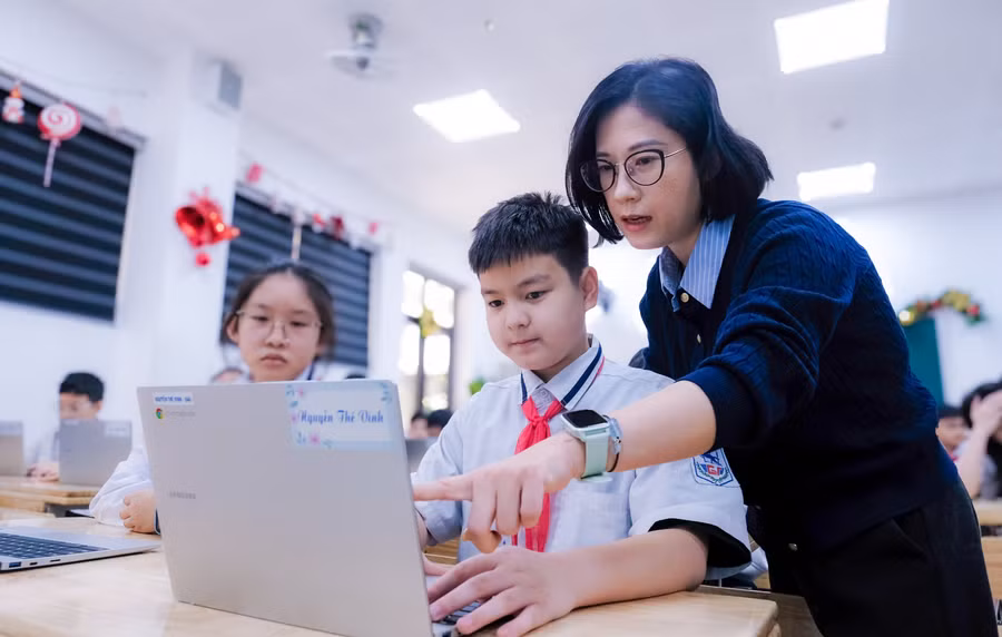 Cô và trò Trường THCS Giảng Võ (Hà Nội). Ảnh: Đăng Chung