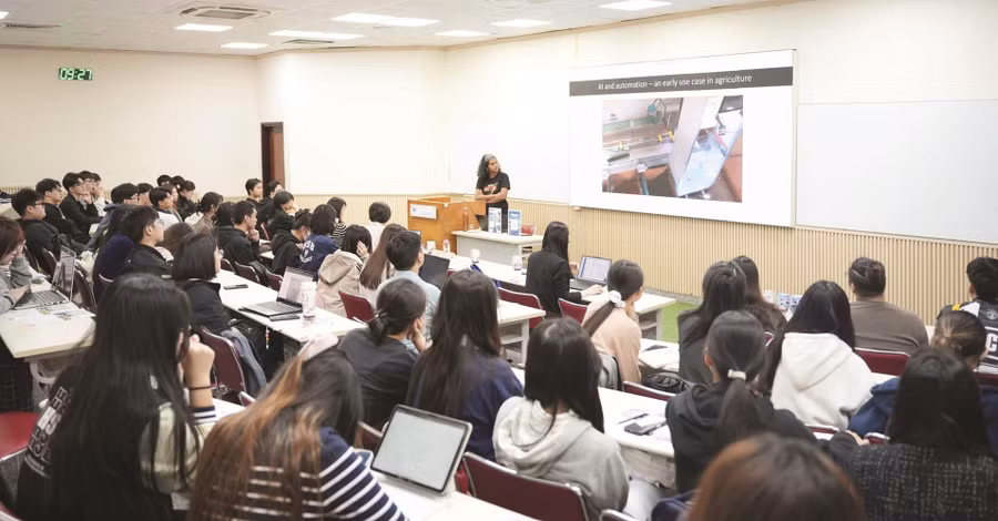 Không gian giảng đường đại học, nơi sinh viên tham gia các hoạt động học tập và trao đổi ý kiến.