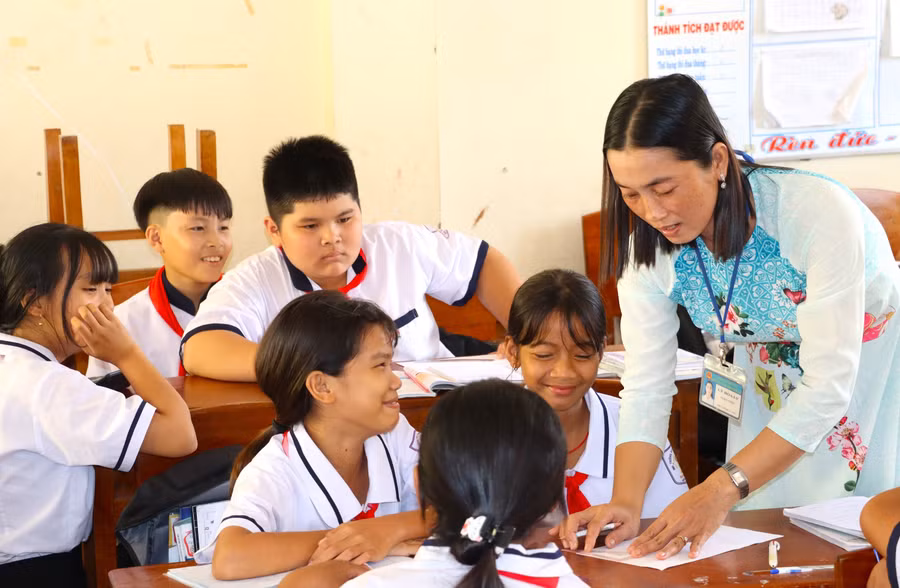 Cô Lý Hòa Ly hướng dẫn học sinh học tập.
