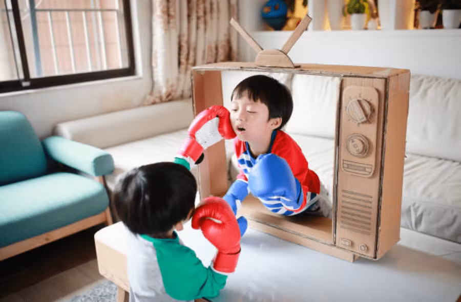 Con được tự do khám phá và hòa mình với thiên nhiên, không ngại đất cát hay bị bẩn. Ảnh: NVCC.