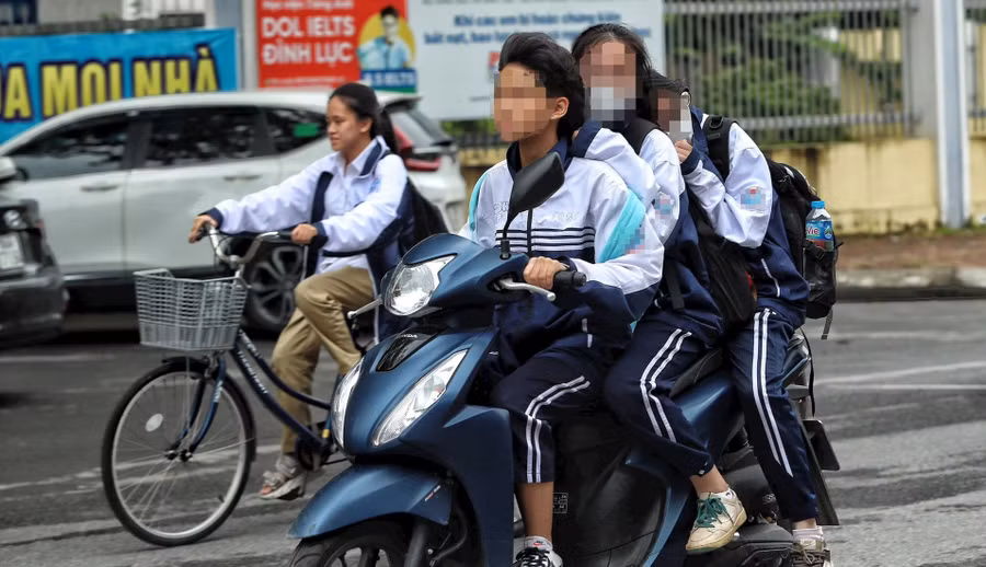 Học sinh kẹp 3 là hình ảnh không hiếm gặp trên đường. Ảnh: Lê Khánh
