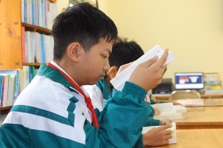 cau-hoc-sinh-khiem-thi-dam-me-doc-sach-2.jpg