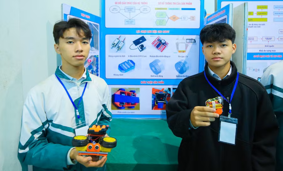 Nhóm học sinh Trường THPT Chu Văn An giới thiệu sản phẩm của dự án nghiên cứu khoa học kỹ thuật. 