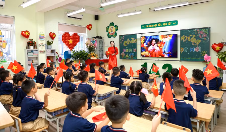 Cô, trò Trường Tiểu học Ái Mộ B (Bồ Đề, Hà Nội) trong ngày khai giảng. Ảnh: NTCC