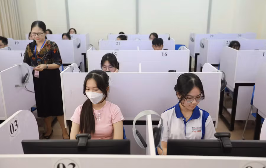 Học sinh được thử nghiệm câu hỏi thi trên máy tính trong năm 2026. Ảnh minh họa: INT