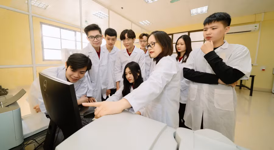 Giảng viên và sinh viên Trường Đại học Thủy lợi. Ảnh: NTCC