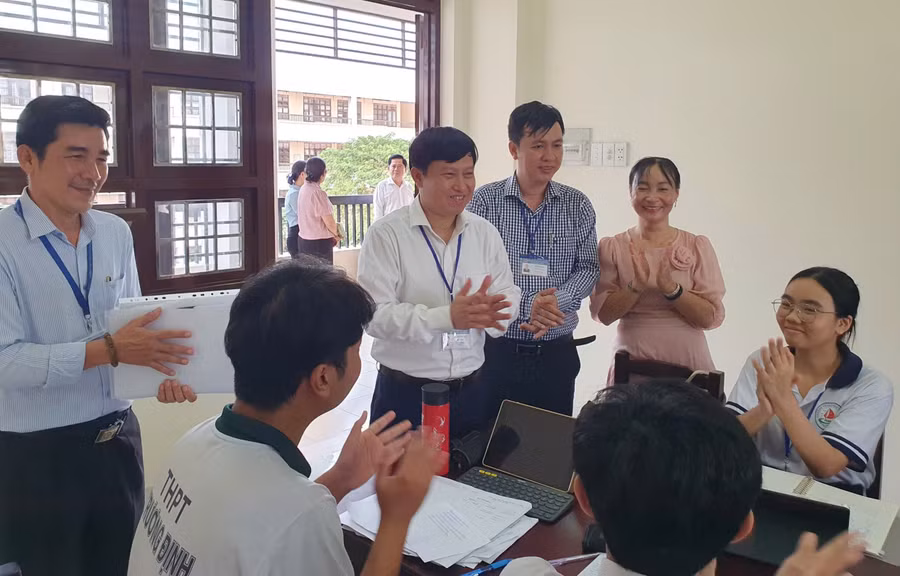 Lãnh đạo Sở GD&ĐT tỉnh Đồng Tháp thăm đội tuyển học sinh giỏi. Ảnh: Q. Ngữ