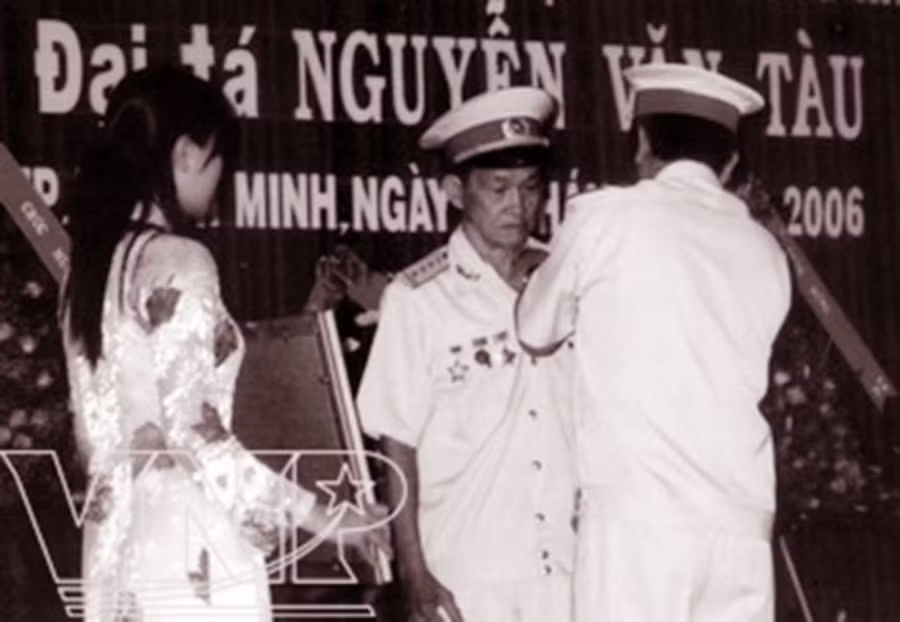 Đại tá Tư Cang nhận danh hiệu Anh hùng lực lượng vũ trang nhân dân năm 2006. Ảnh: Tư liệu.
