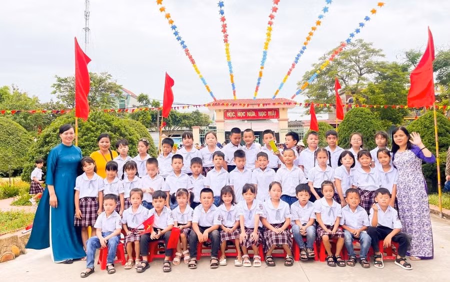Cô Trần Thị Hợi (ngoài cùng bên trái) - Hiệu trưởng Trường Tiểu học Khánh Nhạc B (huyện Yên Khánh, Ninh Bình) cùng học trò. Ảnh: NVCC