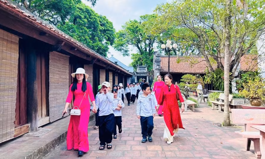 Học sinh Trường Tiểu học Kim Đồng (phường Nam Định) tham quan, trải nghiệm thực tế tại Khu di tích lịch sử Đền Trần.
