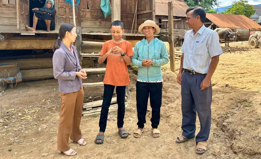 Giáo viên vùng sâu Krông Bông vận động học sinh ra lớp. 
