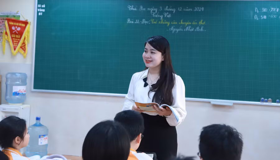 Cô trò Trường Tiểu học Yên Nghĩa (Yên Nghĩa, Hà Nội) trong giờ học trên lớp. Ảnh: Đình Tuệ