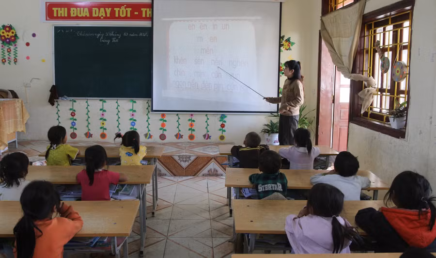 Cô trò Trường PTDTBT Tiểu học & THCS Tung Qua Lìn, xã Dò San, ứng dụng công nghệ thông tin trong dạy và học.