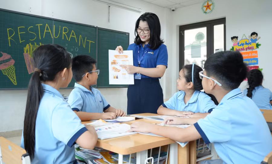 Cô và trò Trường Tiểu học, THCS và THPT Hồng Đức (Hưng Yên).