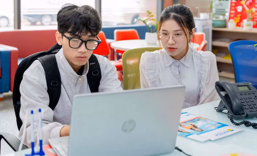 Thí sinh tìm hiểu thông tin tuyển sinh tại Trường Đại học Công nghệ TPHCM. Ảnh: HUTECH