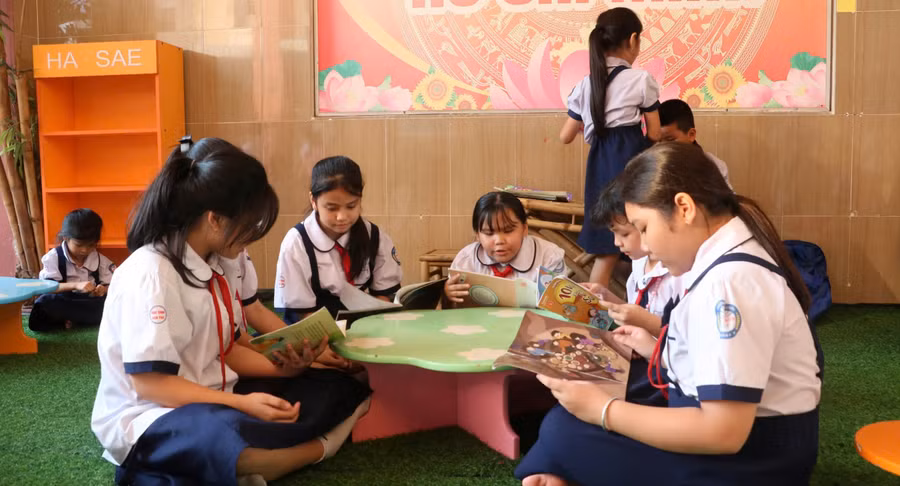 Học sinh Trường Tiểu học Nguyễn Văn Trỗi tại khu vực đọc sách sau khi kết thúc giờ học. Ảnh: TT