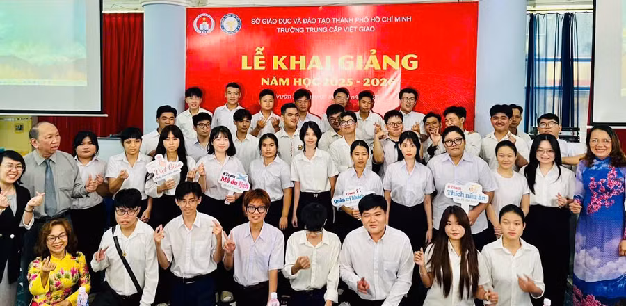 Thầy, trò Trường Trung cấp Việt Giao chào đón năm học mới 2025 - 2026. Ảnh: NTCC 