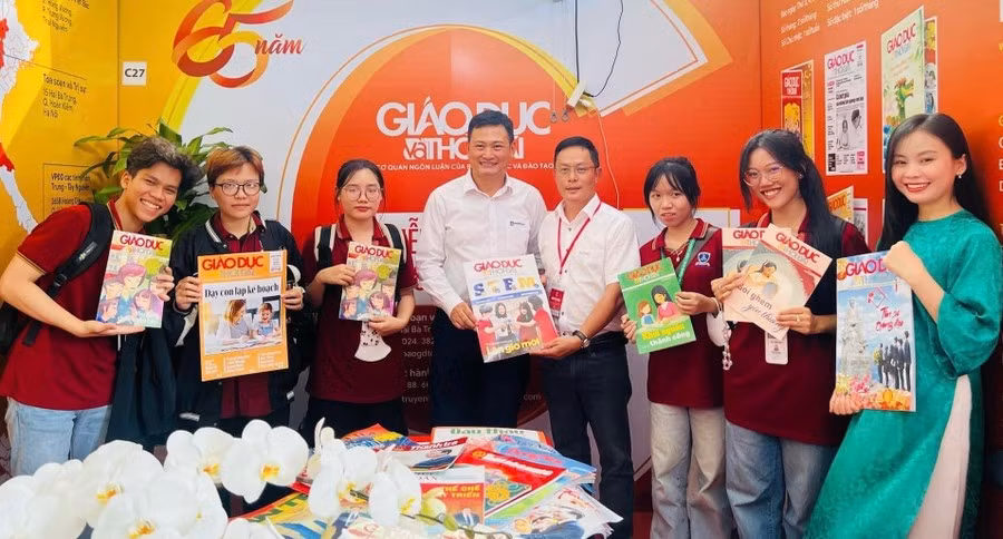 Độc giả với Báo GD&TĐ. Ảnh: Mạnh Tùng