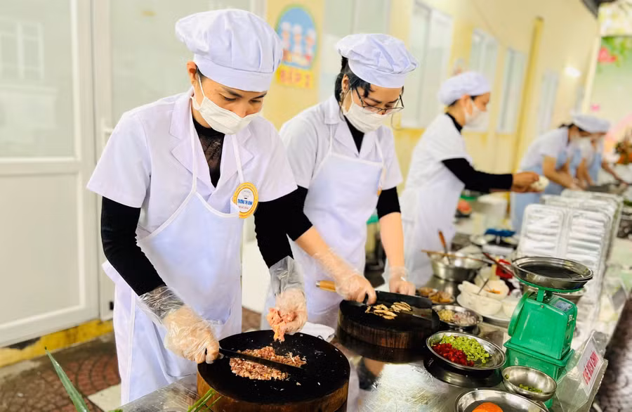 nhan-vien-nuoi-duong-1.jpg