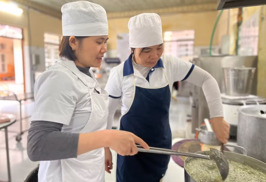 nhan-vien-nuoi-duong-3.jpg