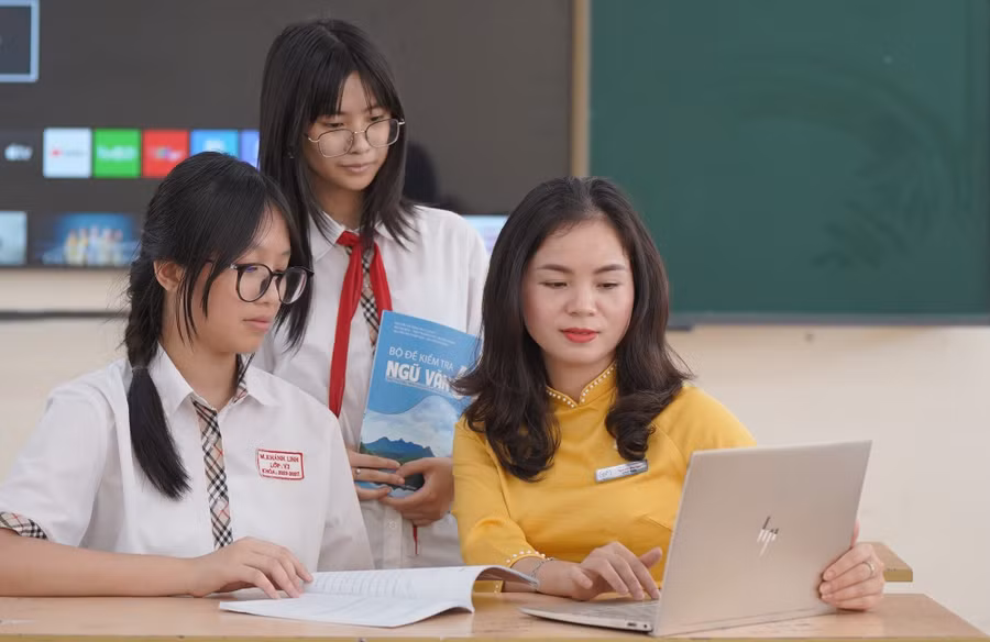 Cô trò Trường THCS Bế Văn Đàn (Đống Đa, Hà Nội). Ảnh: Xuân Phú