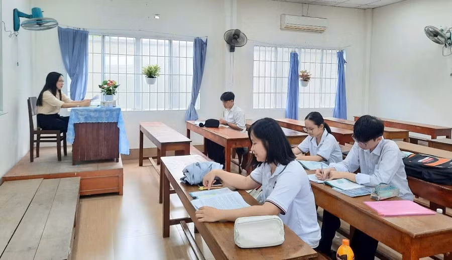 Cô Bùi Thị Trúc Ly - giáo viên môn Lịch sử, Trung tâm GDTX tỉnh Đồng Tháp dạy bồi dưỡng học sinh giỏi dự thi cấp tỉnh. Ảnh: NTCC