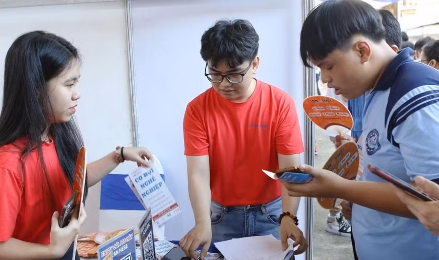 nguoi tre khung hoang voi tran chien tim viec lam2.jpg