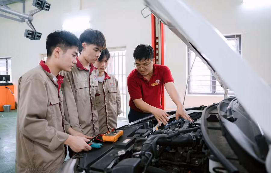 Giờ thực hành của học viên Trường Cao đẳng Công nghệ cao Hà Nội. Ảnh: NTCC