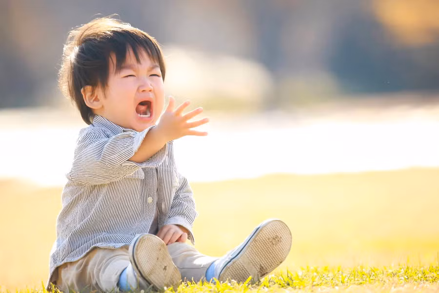 Nhiều bố mẹ dạy con rằng “Là con trai phải mạnh mẽ”, nhưng dường như câu nói đó vô tình khiến nhiều trẻ không dám thể hiện cảm xúc chân thực của mình. Ảnh minh họa: INT.