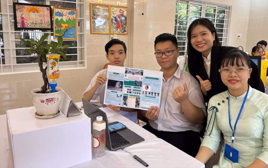 Học sinh Trung tâm GDTX số 2 TP Đà Nẵng tham gia Hội thi Khoa học kỹ thuật năm học 2024 - 2025. Ảnh: NTCC
