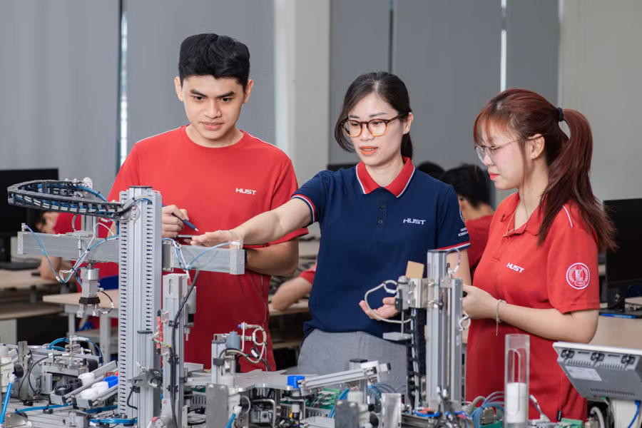 Giảng viên Đại học Bách khoa Hà Nội hướng dẫn sinh viên thực hành trong phòng thí nghiệm. Ảnh: HUST