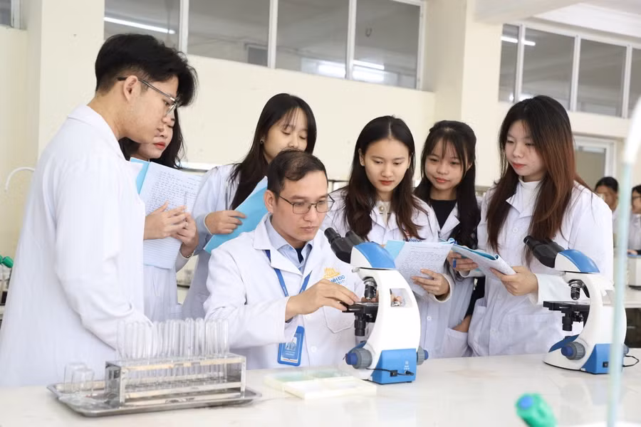 Thầy trò Trường Đại học Thành Đô (Hà Nội). Ảnh: NTCC