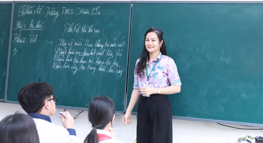 Giờ chữa đề môn Ngữ văn của cô, trò lớp 9 Trường THCS Nguyễn Bỉnh Khiêm (Phúc Lợi, Hà Nội). Ảnh: Khôi Nguyên